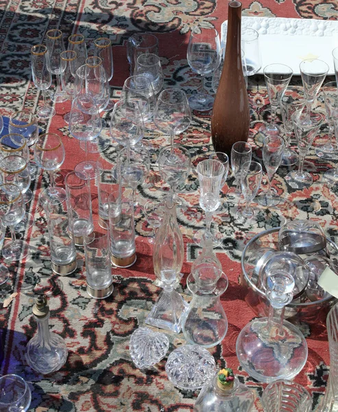 Klaring Verkoop Van Vele Breekbare Glazen Vlooienmarkt Een Oud Tapijt — Stockfoto