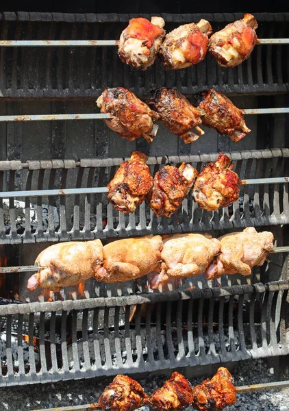 Grote Industriële Rotisserie Met Geroosterde Kippen Varkensschenkel Gekookt Ham Vlees — Stockfoto