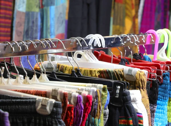 Viele Kleiderbügel Mit Trendigen Ethnischen Kleidungsstücken Leuchtenden Farben Die Bekleidungsgeschäft — Stockfoto