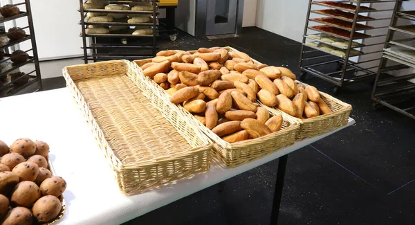 Piekarnia Pieczenia Chleba Świeżo Upieczonych Bagietek Wiklinowych Koszach Gotowych Sprzedaży — Zdjęcie stockowe