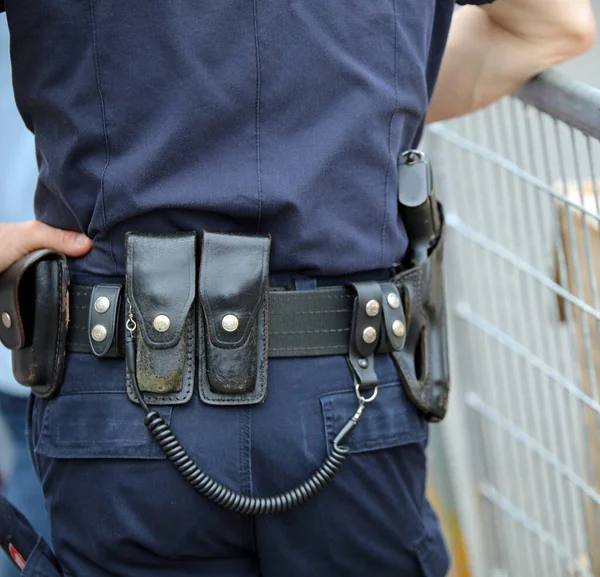 Gardien Sécurité Avec Armes Fourreau Pendant Surveillance Extérieur Banque Une — Photo