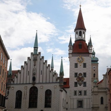Almanya 'nın Münih şehrinde ALTES RATHAUS adlı yeni belediye binasının saat kulesi
