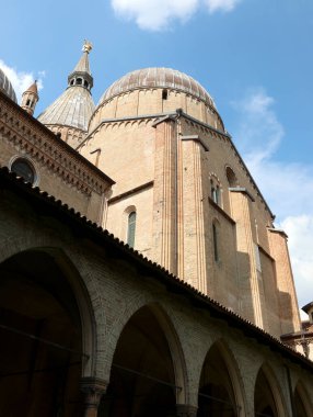 Güney Avrupa 'nın Venedik Bölgesi' nde bulunan ve iç avlusunda kubbe ve mimari kemerler bulunan Padua Kilisesi Bazilikası.