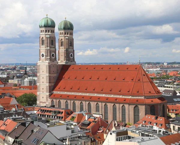 Zwei Glockentürme Der Münchner Frauenkirche — Stockfoto