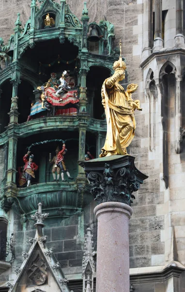 Die Goldene Statue Der Heiligen Maria Auf Dem Hauptplatz Von — Stockfoto