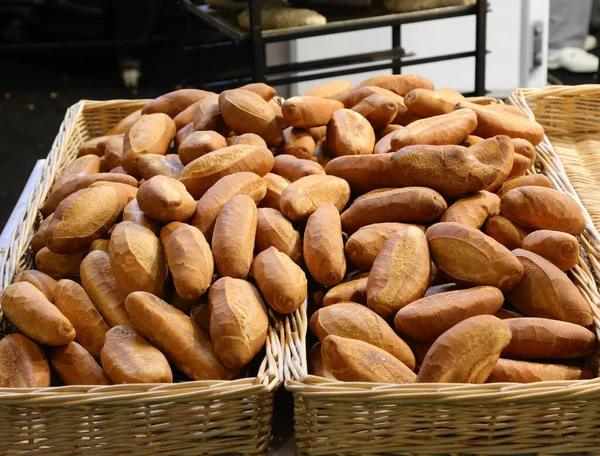 Avrupa Daki Paris Fırınında Taze Kokulu Ekmeğin Bir Sürü Somunu — Stok fotoğraf