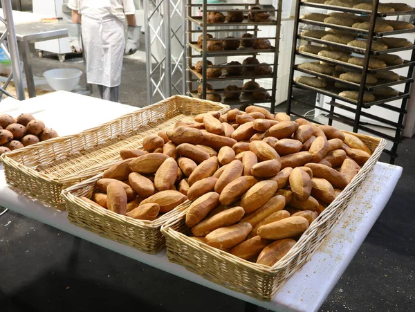 Industriële Bakkerij Voor Productie Van Brood Vers Gebakken Stokbrood Rieten — Stockfoto