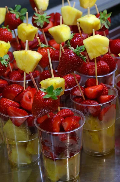 Spett Färsk Frukt Med Jordgubbar Och Ananas Inuti Glasögon Till — Stockfoto