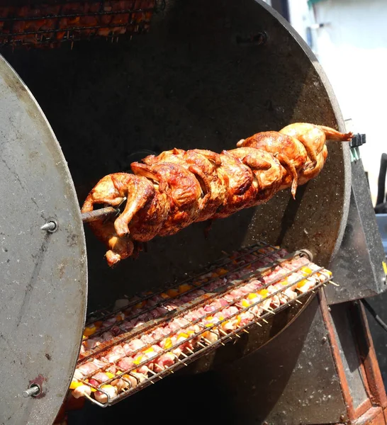 Rotisserie Industrial Com Galinhas Assadas Espetos Carne Enquanto Cozinha Restaurante — Fotografia de Stock