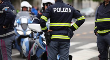 POLİZYA yazılı üniformalı ve birçok polis memuruyla kontrol noktası. Bu da İtalyanca POLİS ve bazı motosikletler anlamına geliyor.