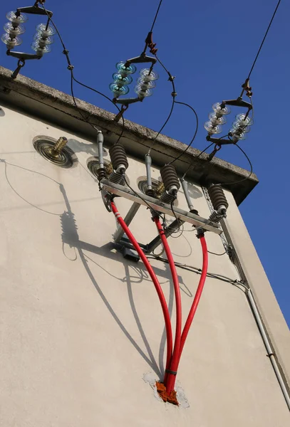 Γυμνά Χάλκινα Καλώδια Και Μονωμένα Κόκκινα Ηλεκτρικά Καλώδια Στον Μεγάλο — Φωτογραφία Αρχείου
