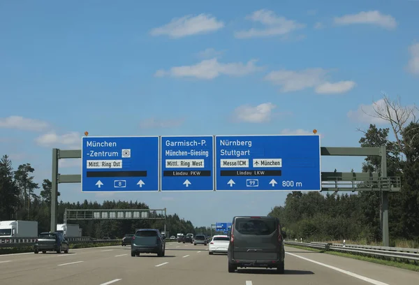 高速公路上的路标 德语中的 Munich City Nuremberg 以及更多的汽车 — 图库照片