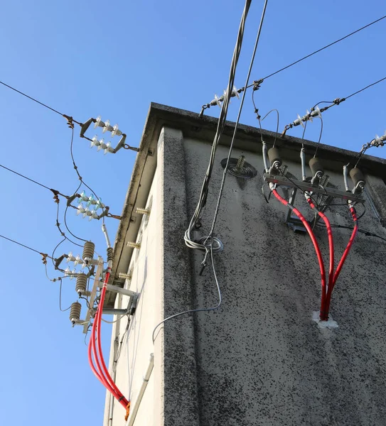 Szczegół Przewodów Elektrycznych Wysokiego Napięcia Podstacji Oraz Napiętych Linii Zasilających — Zdjęcie stockowe