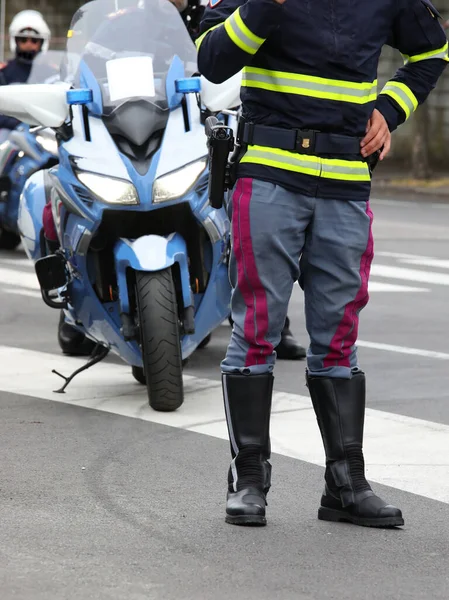 Policial Uniformizado Com Botas Couro Moto Policial Durante Bloqueio Estrada — Fotografia de Stock