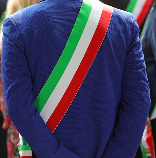 Italienischer Bürgermeister Mit Trikolore Grün Weiß Rot Während Der Sitzung — Stockfoto