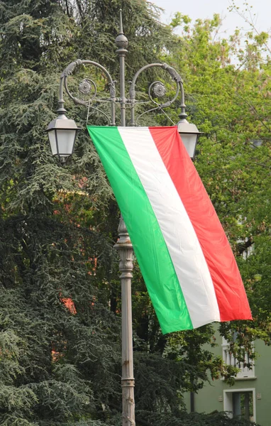 Italienische Flagge Mit Den Farben Grün Weiß Rot Den Straßenlaternen — Stockfoto