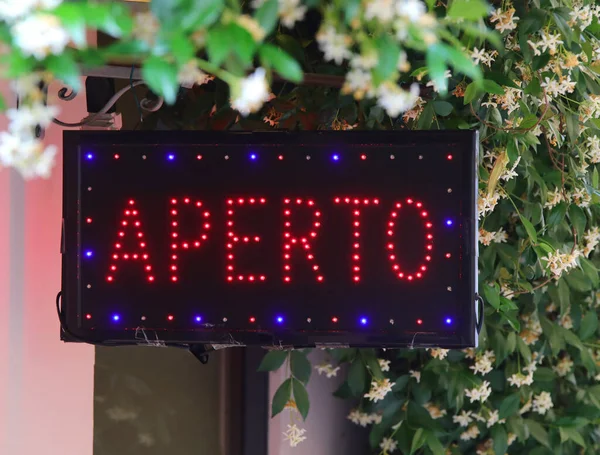 Panneau Conduit Texte Aperto Qui Signifie Ouvert Langue Italienne Fleurs — Photo