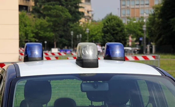 Поліцейський Автомобіль Синіми Вогнями Сирени Місті Будинками Будівлею Задньому Плані — стокове фото