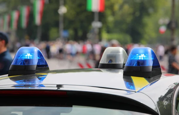 Duas Luzes Azuis Sirenes Carro Polícia Pessoas Irreconhecíveis Durante Motim — Fotografia de Stock