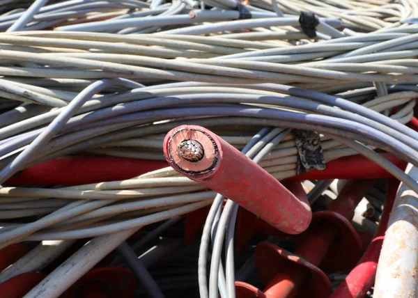 銅コアなどの再生可能な材料の回収のために埋め立て地に高圧電流を輸送するための赤Rg7型ケーブル — ストック写真