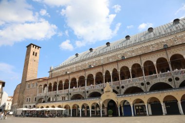 Padua, PD, İtalya - 15 Mayıs 2022: İtalyan dilinde Piazza della Frutta olarak adlandırılan Meyve ve Sebze Meydanı üzerindeki DELLA RAGIone adlı Antik Saray