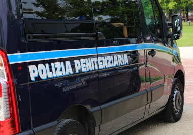 Vicenza, VI, İtalya - 2 Haziran 2022: POLIZIA PENITENZIARIARIA yazılı mavi minibüs