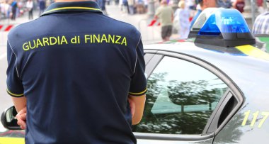 Vicenza, VI, İtalya - 2 Haziran 2022: Polis üniformalı ve GUARDIA DI FINANZA 'ya mesaj attı.
