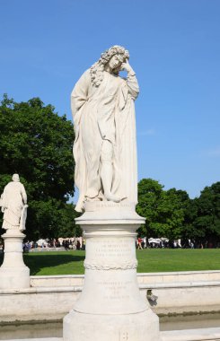 Padua, PD, İtalya - 15 Mayıs 2022: Prato della Valle parkında Bernardo Nani isimli heykel Venedikli bir ailenin asilzadesi ve kafasında büyük bir peruk ve tarihinin Latince metinleriyle reformcu ve koleksiyoncuydu.