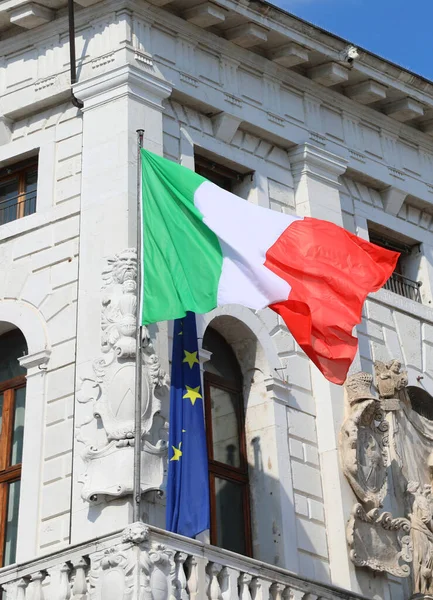 パドヴァ イタリア 2022年5月15日 市庁舎とPalazzo Moroniと呼ばれる古代宮殿の大きなイタリア国旗 — ストック写真