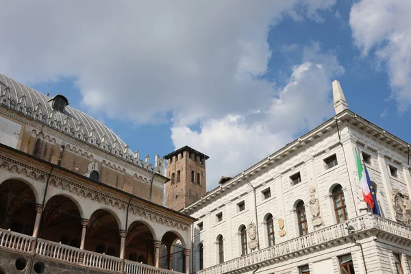 パドヴァ イタリア 2022年5月15日 Palazzo Della RagioneとMoroni Palaceと呼ばれる歴史的な建物と大きなイタリアの旗を持つ鐘楼 — ストック写真