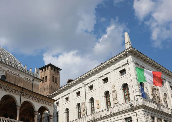 Padova Maggio 2022 Grande Bandiera Italiana Sul Municipio Della Città — Foto Stock