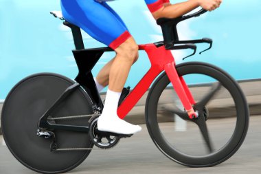 Mercekli tekerlekleri ve çok hızlı pedal çeviren bisikletçi bacakları olan profesyonel bisiklet için aşırı modern bir yarış bisikleti.