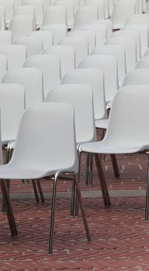 Etkinlikten önce çok sayıda boş beyaz koltuk