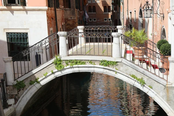 Venetian Bridge Connecting Alleys Called Calle Island Venice Italy Southern — Stock Photo, Image