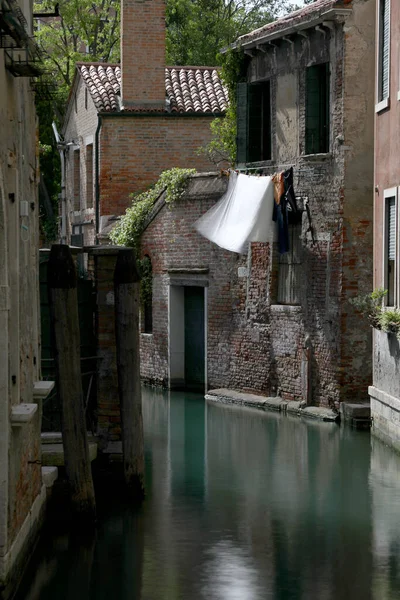 Förutser Farbar Kanal Venedig Italien Och Tvättlinor Vid Solen — Stockfoto