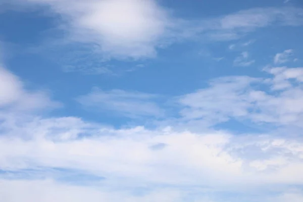 Široká Modrá Obloha Vysokými Mraky Jaře Bez Zvířat Nebo Lidí — Stock fotografie