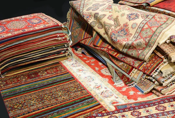 Pilha Muitos Tapetes Persas Outros Para Venda Loja Especializada Móveis — Fotografia de Stock