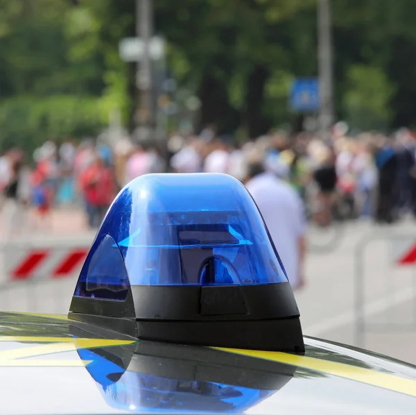 Sirene Luz Azul Carro Polícia Pessoas Irreconhecíveis Durante Motim — Fotografia de Stock