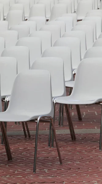 Viele Leere Weiße Sitze Ohne Menschen Vor Der Veranstaltung — Stockfoto