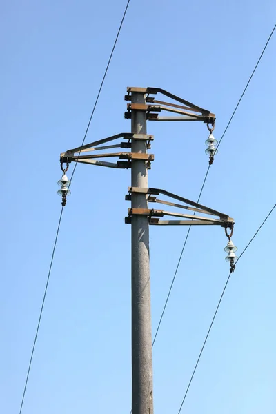 Betonnen Paal Met Drie Koperen Hoogspanningsdraden — Stockfoto