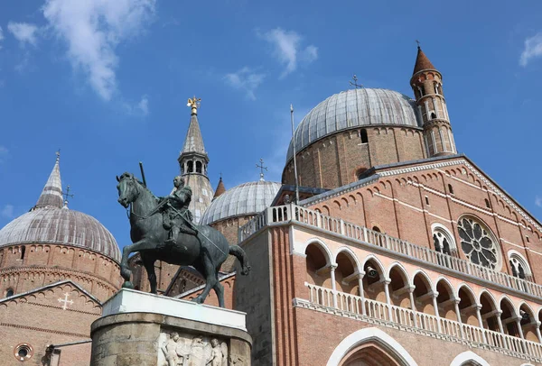 馬と男とEquastrian像イタリアのパドヴァ市と背景の大聖堂でGatamelataと呼ばれる — ストック写真