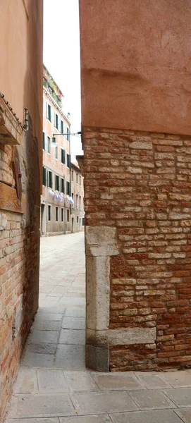 Smal Gata Mellan Murarna Två Italienska Hus Venedig Italien Europa — Stockfoto