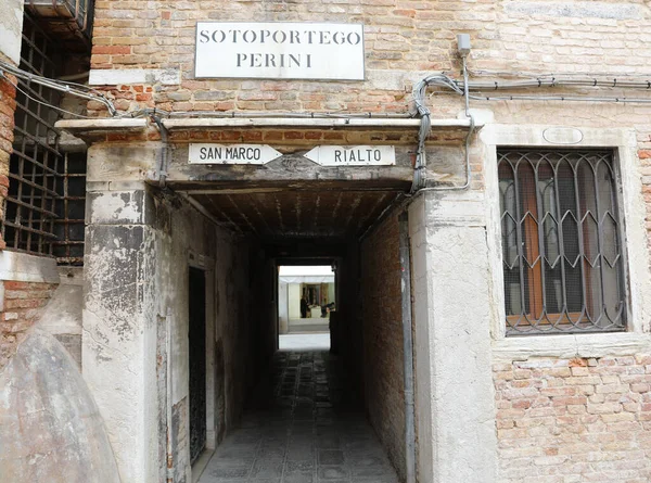 Strada Stretta Venezia Italia Testo Che Significa Sotto Portico Denominato — Foto Stock