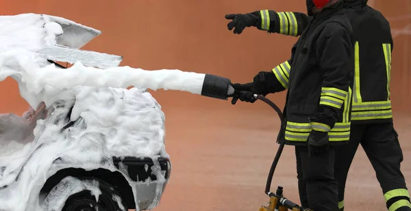 Tűzoltók Bevetésen Vannak Miközben Eloltják Tüzet Autóbaleset Után — Stock Fotó