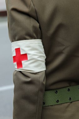 Vicenza, VI, İtalya - 2 Haziran 2022: geçit töreni sırasında askerin üniformasında Kızıl Haç 'ın sembolü