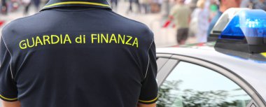 Vicenza, VI, İtalya - 2 Haziran 2022: Polis üniformalı ve GUARDIA DI FINANZA 'ya mesaj attı.