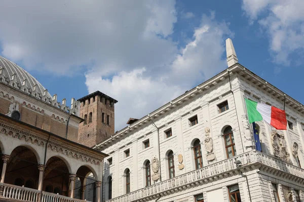 パドヴァ イタリア 2022年5月15日 市内の市庁舎とパラッツォ デッラ ラグーネや中世の塔などの古代宮殿に大きなイタリア国旗 — ストック写真