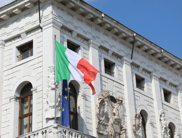 パドヴァ イタリア 2022年5月15日 歴史的建造物はイタリア国旗とMoroni Palaceと呼ばれる — ストック写真