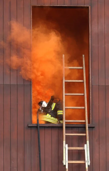 Vigili Del Fuoco Con Respiratore Bombola Ossigeno Niente Una Finestra — Foto Stock