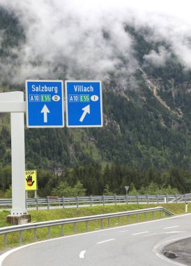 Avusturya otoyolunda beyaz büyük okları kullanarak Salzburg veya Villach şehrine ulaşma talimatı